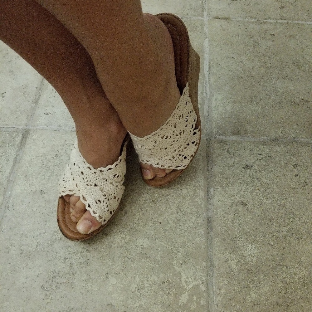 Cream lace wedge 4" that feels like 2.5 " wedges. - Picture 4 of 6